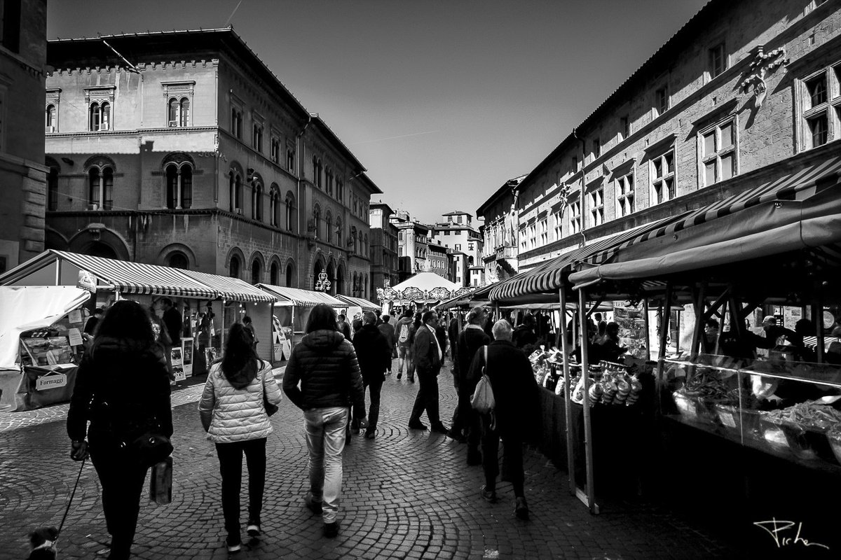 scatti d'autore: #fieradeimorti in centro a #perugia <a href="/EnjoyPerugia/">Enjoy Perugia</a>