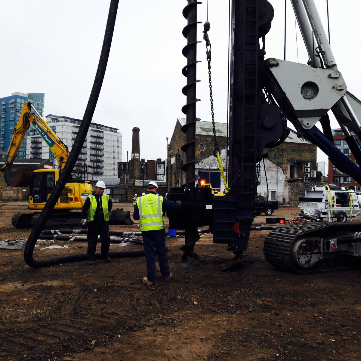Eerste paal project #StrandEast te Londen, 6000 mortelschroefpalen met #vanthek UK