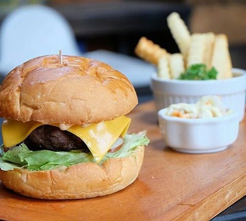 BirdcageResto's tweet photo. @BirdcageResto #Beef Burger https://t.co/e6EC1nxCsZ