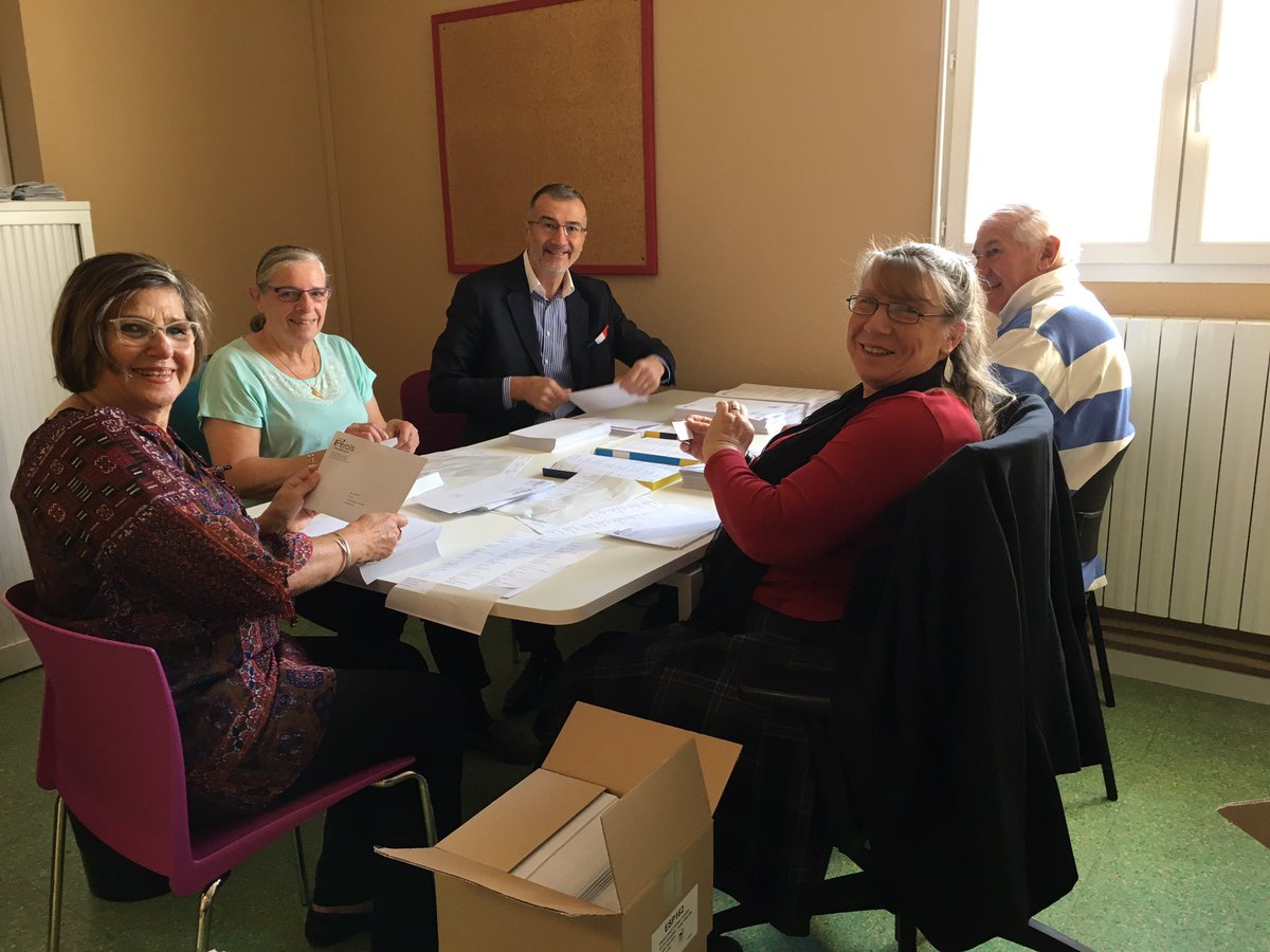 Mise sous pli des invitations pour le repas des seniors avec les administrateurs du CCAS <a href="/s_ccas/">PSolidarité Pérols</a> <a href="/VillePerols/">Ville de Pérols</a> <a href="/samira_salomon/">Salomon Samira🌺🐝🌼</a>