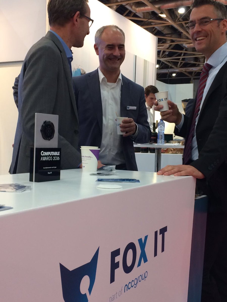 Fox-IT, winnaar securityleverancier van het jaar, geeft de prijs een mooi plekje op hun stand op @InfosecBenelux