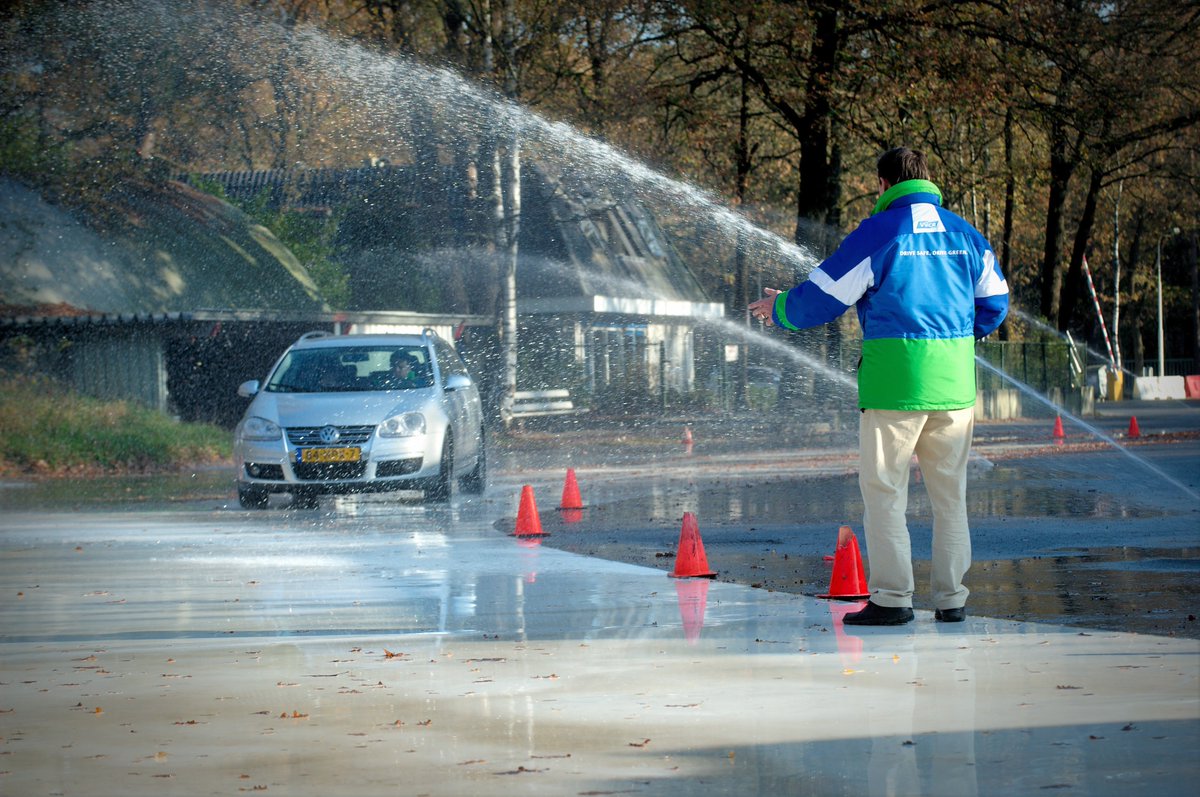 DriveTech_Int's tweet image. Voorbereiden op de winter? Enkele plaatsen beschikbaar voor SAFE Driving Baan zat. 19 nov &amp;amp; 3 dec! Schrijf je in via bit.ly/2fDtrZ5