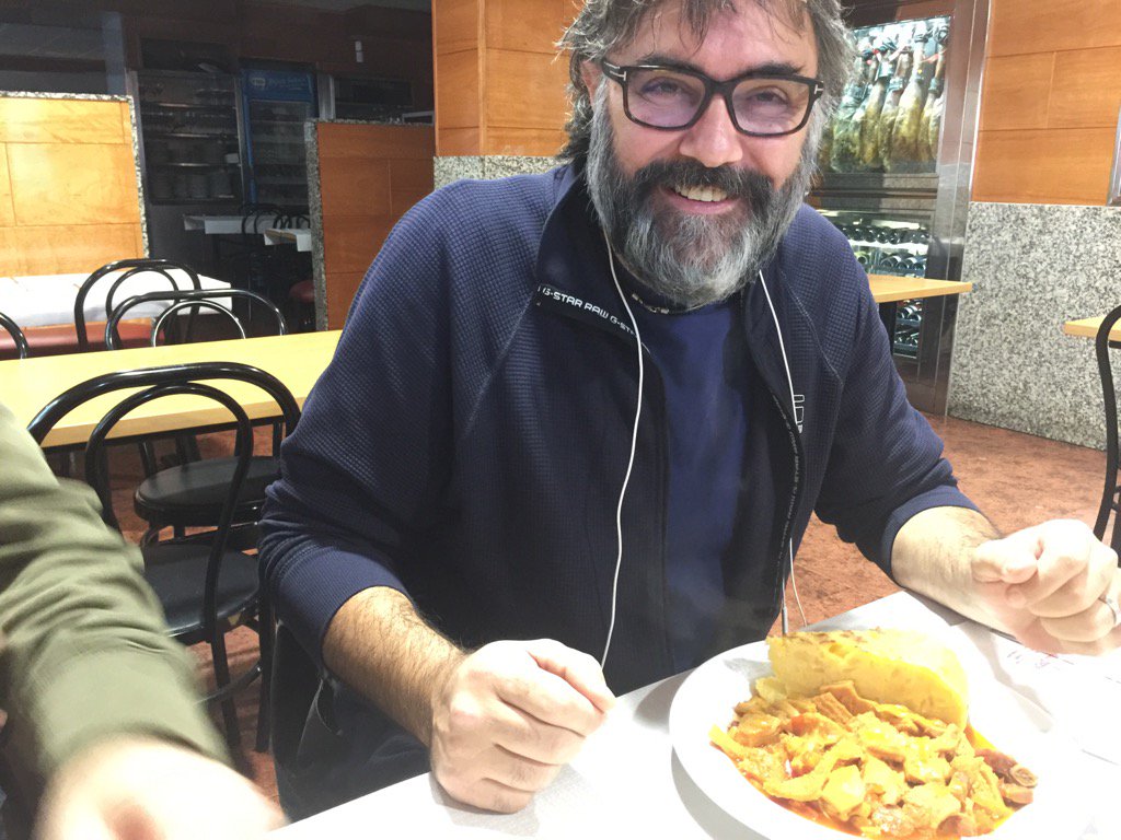 JordiCaupena's tweet photo. @quimbal mira com es cuida el punyetero d'en @davidangelagam #santacola https://t.co/XwGiyGUlKv