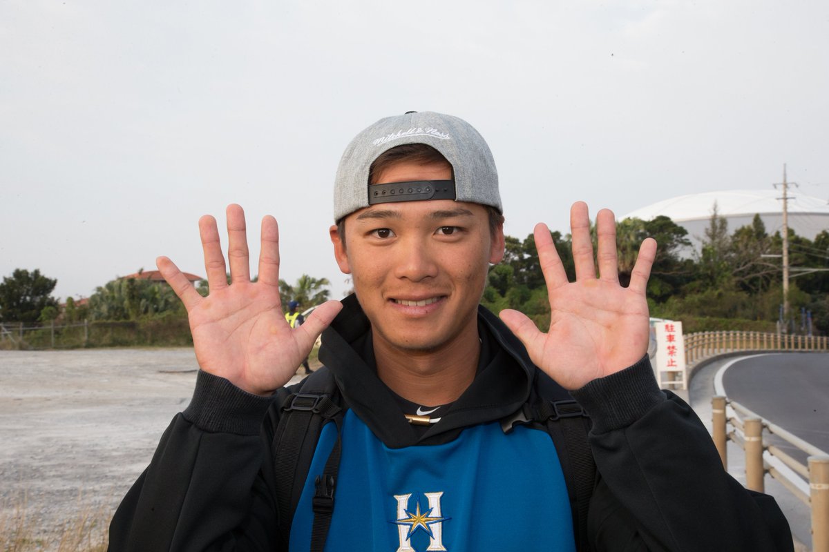 zaisatsu's tweet photo. ファイターズ #吉川光夫 投手と #石川慎吾 選手の交換トレードによる巨人への移籍が発表されました。選手達に手のひらを見せてもらう企画（ #財界さっぽろ ４月号）にも気さくに応じてくれました。新天地での活躍を祈っています。#lovefighters #爆ぜた #宇宙一になったぞ https://t.co/E7UN4bjq86