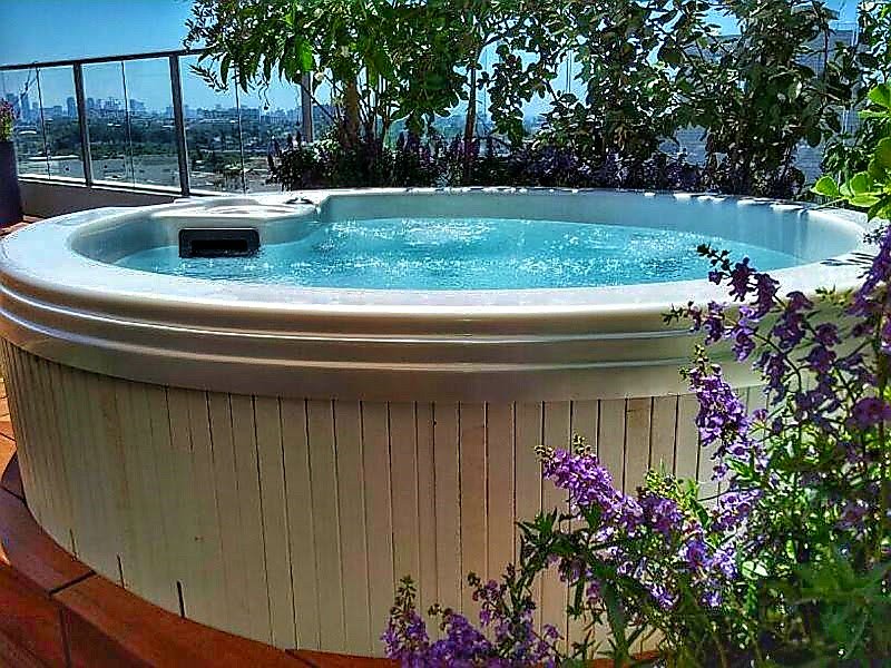 sharongsb's tweet photo. Just another typical Tel Aviv rooftop garden, and a @CoastSpas Seabreeze of course...
#coastspashottubs #ilovecoastspas https://t.co/AdRmyLiIea