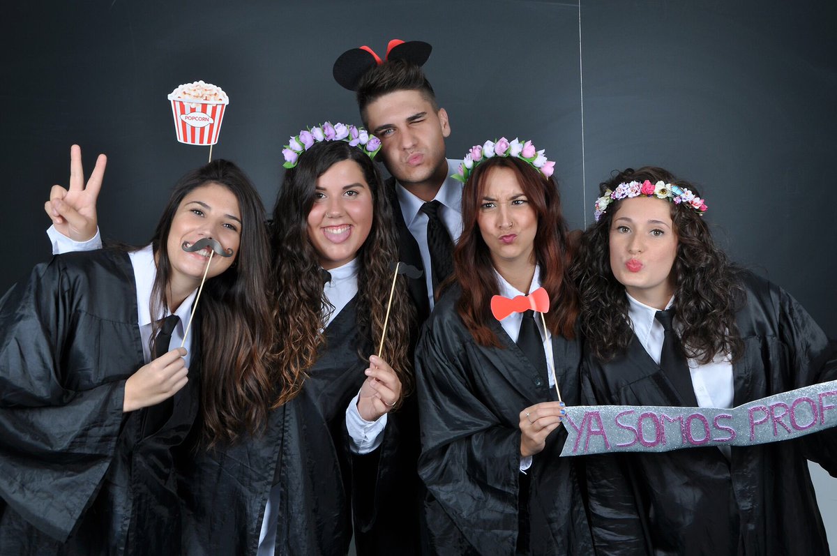 sandra182s's tweet photo. Esto se acaba.. Y qué bonitos cuatro años!❤️🎓 #magisteriorules https://t.co/i1GaSdHmoa