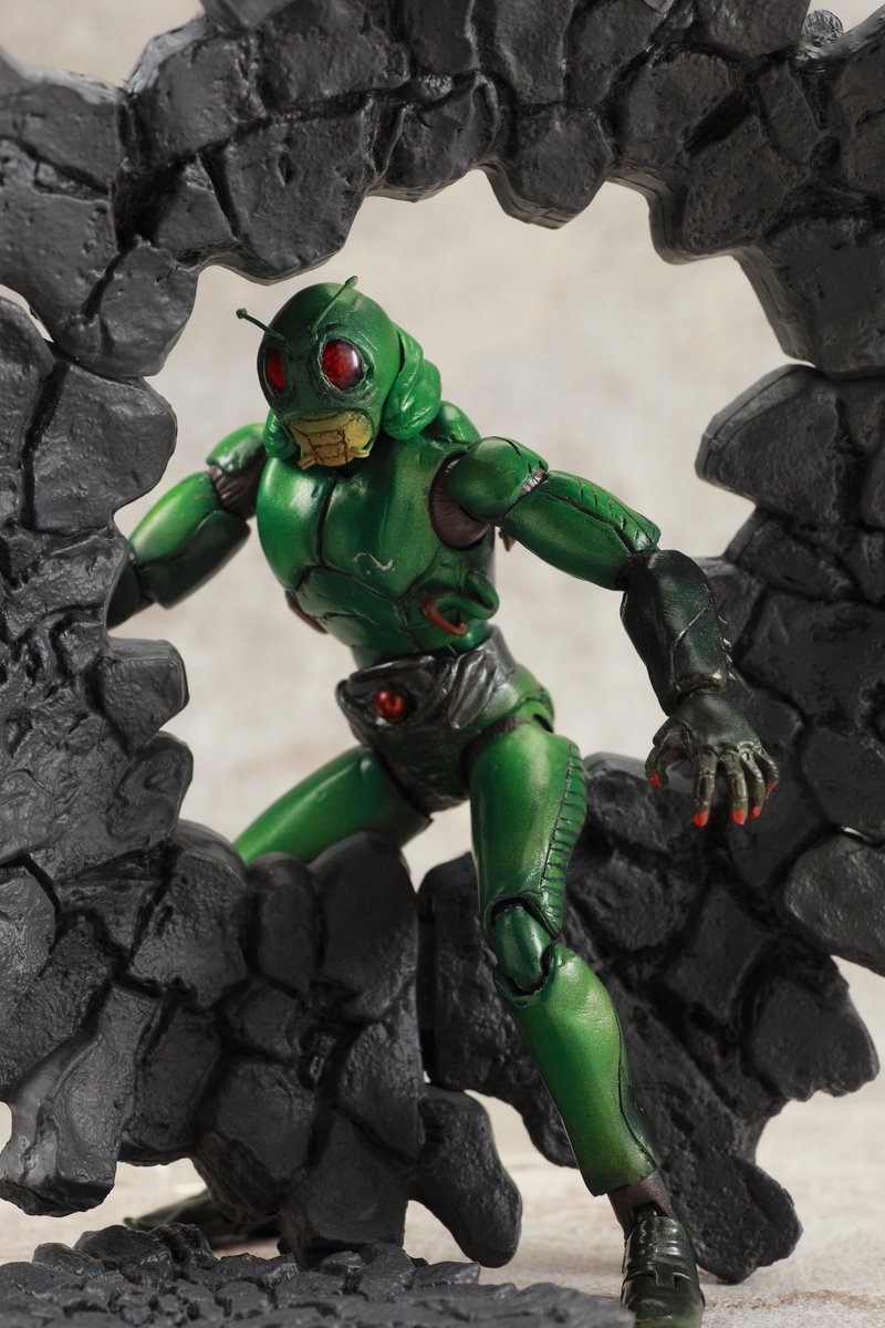 三年与太郎 旧アーツブラック改造バッタ男 前のやつは顔の三面図と見比べるとかなり形状違ってたので頭部全体をリテイク まだ印象が違う気もするけど 一旦これをもってver1 0とする 資料も技術ももっと増やしてきたい ニチアサフィギュア改造部 造っ