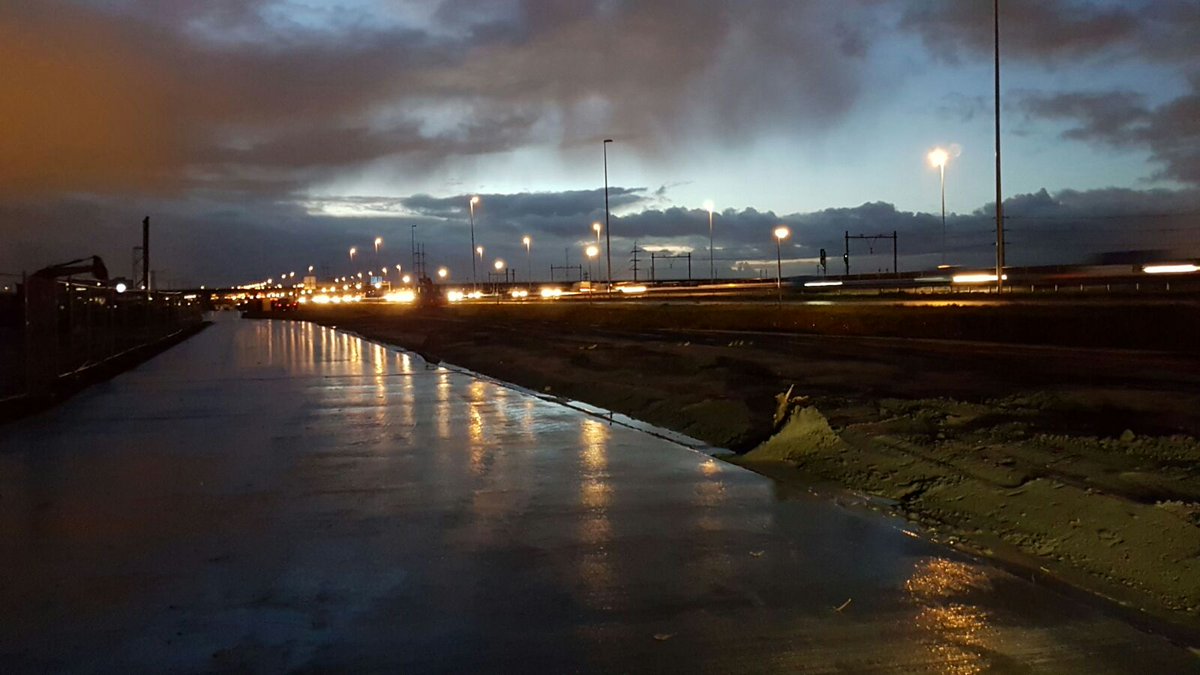 De #A12 sochtends bij het project @VvkBleizo! #Heitoezicht op prefab beton palen door @gebrvanthek met een D55.
