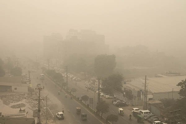 IamTalhaKhalid's tweet photo. Welcome to Showbaz Sharif's Paris #Lahore #lahoreweather #smog causing irritation in eyes https://t.co/M6T0NCRvVc