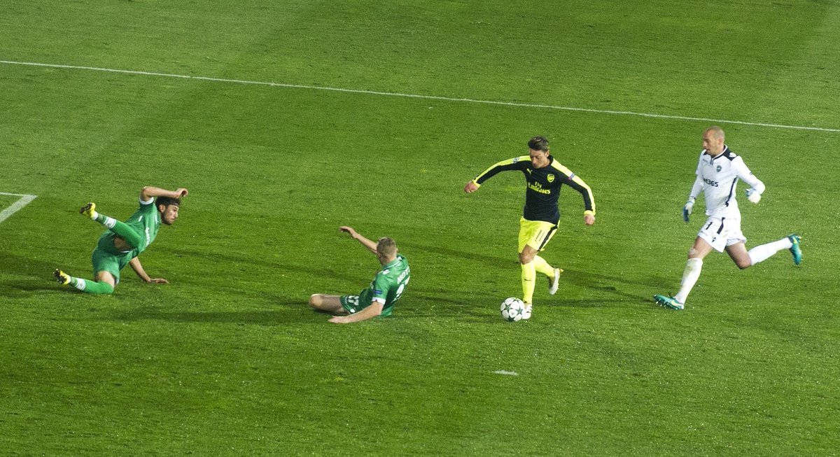 calcioinglese's tweet photo. Lo scatto più iconico della serata di ieri. Ozil contro il Ludogorets. Immagine che meriterebbe di essere incorniciata. https://t.co/DzVXwmzf6o