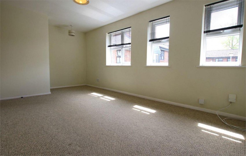 DuncanYeardley's tweet photo. TO LET:
Maisonette with re-fitted kitchen, living/dining room, garage, large storage cupboard and allocated parking.
https://t.co/6CrftzFXhg https://t.co/KEyT0dokzA