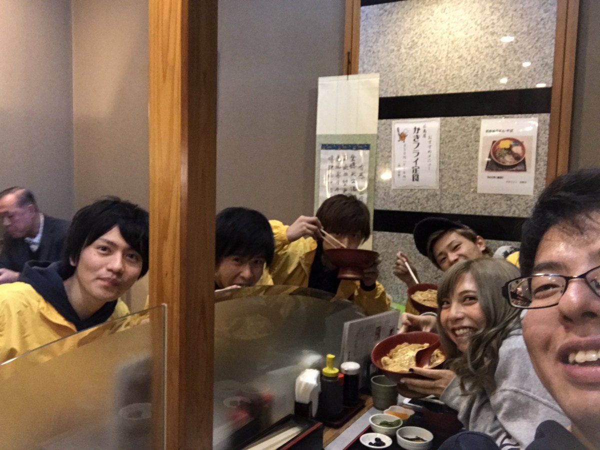 みんなでカツ丼がっついてます！！
身も心も温まりますww

勉強丸は1人でロッテリアです！！

今から買い出しいくよ〜〜〜。