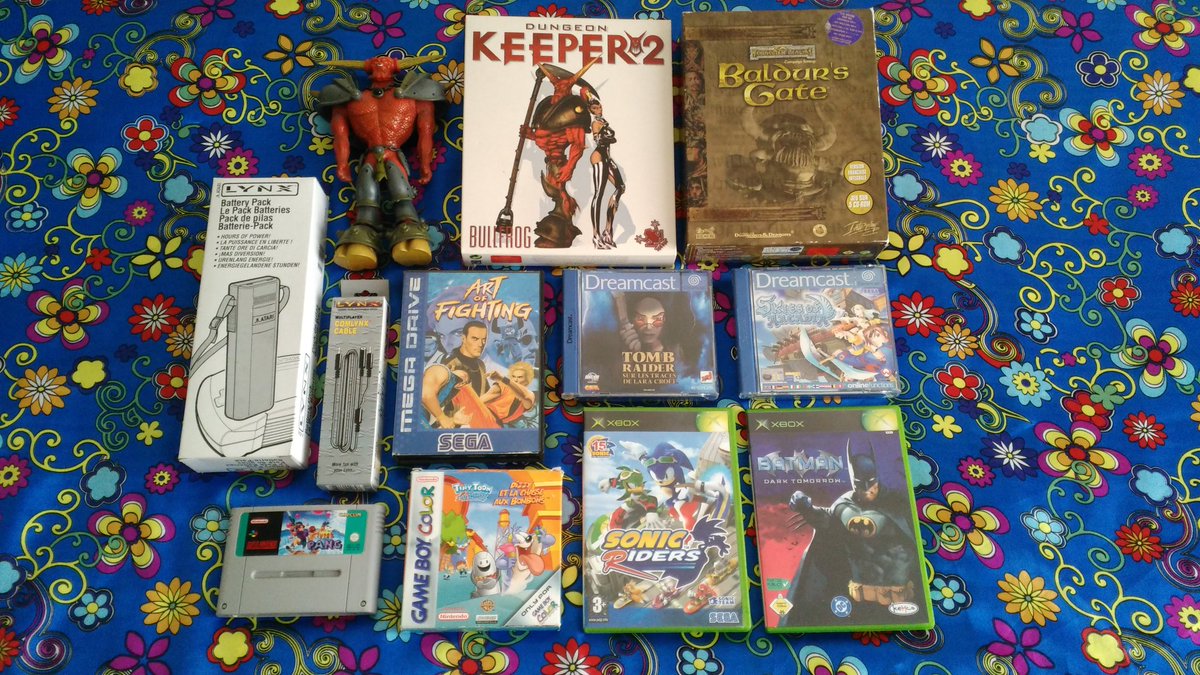 Dacobah's tweet photo. Mes achats à la #RGC2016 (photo 1) + un volant N64 et des boitiers de protection, et enfin quelques dons qui étaient proposés (photo 2). https://t.co/7o7ZwDYDjM