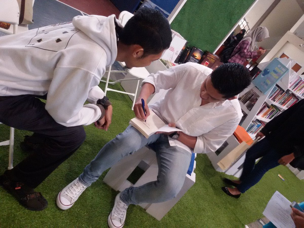 Terima kasih <a href="/benzbara_/">Bernard Selfry Yamaraja 👁</a>  sdh mau berbagi cerita &amp; inspirasi di #legoergoscio  Unpad Jatinangor 😊.