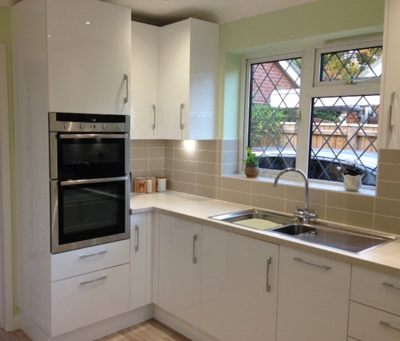 KitchensCentral's tweet photo. A recent @PWSDistributors Porter white gloss kitchen with #Egger Avalon Cream worktops is light and bright, making the most of a small space https://t.co/tOdshYGxNl