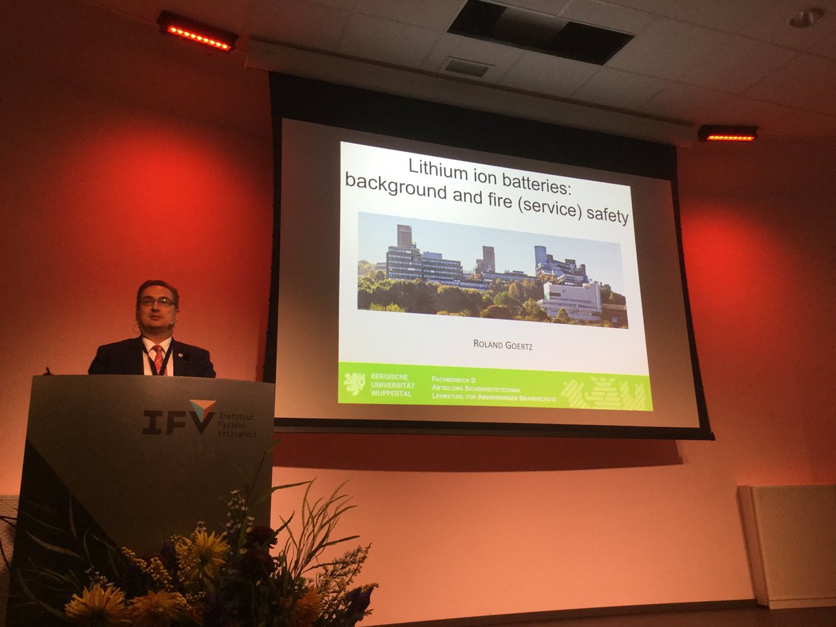 ricardoweewer's tweet photo. Actueel onderwerp: Li-ion batteries en brand: prof. Goertz van Univ Wuppertal #FSS2016 @IFVtweet https://t.co/PlaH5uzLfe