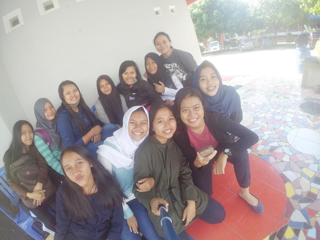 putriaprilia269's tweet photo. #KompakBareng #LulusBareng yakk🏫 https://t.co/ao9gETd5nL