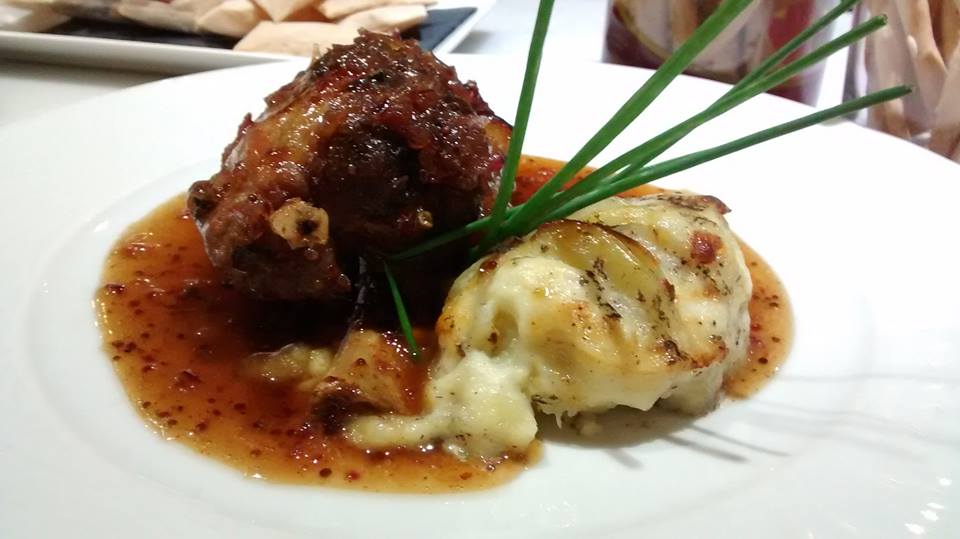 Restauranet's tweet photo. Muy pronto tendréis el ‘making off’ de esta #receta y veréis cómo nuestro codillo confitado se convierte en este sabroso plato. ¿Apetece? ;) https://t.co/6BHbK1AAvV
