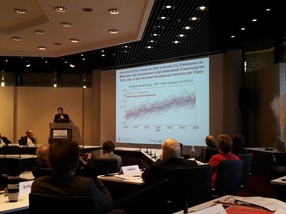 Fruchten alle CO2-Anstrengungen, gibt es  30% Chance, dass Erwärmung steigt. #Klima ist dominiert von #Chaos.