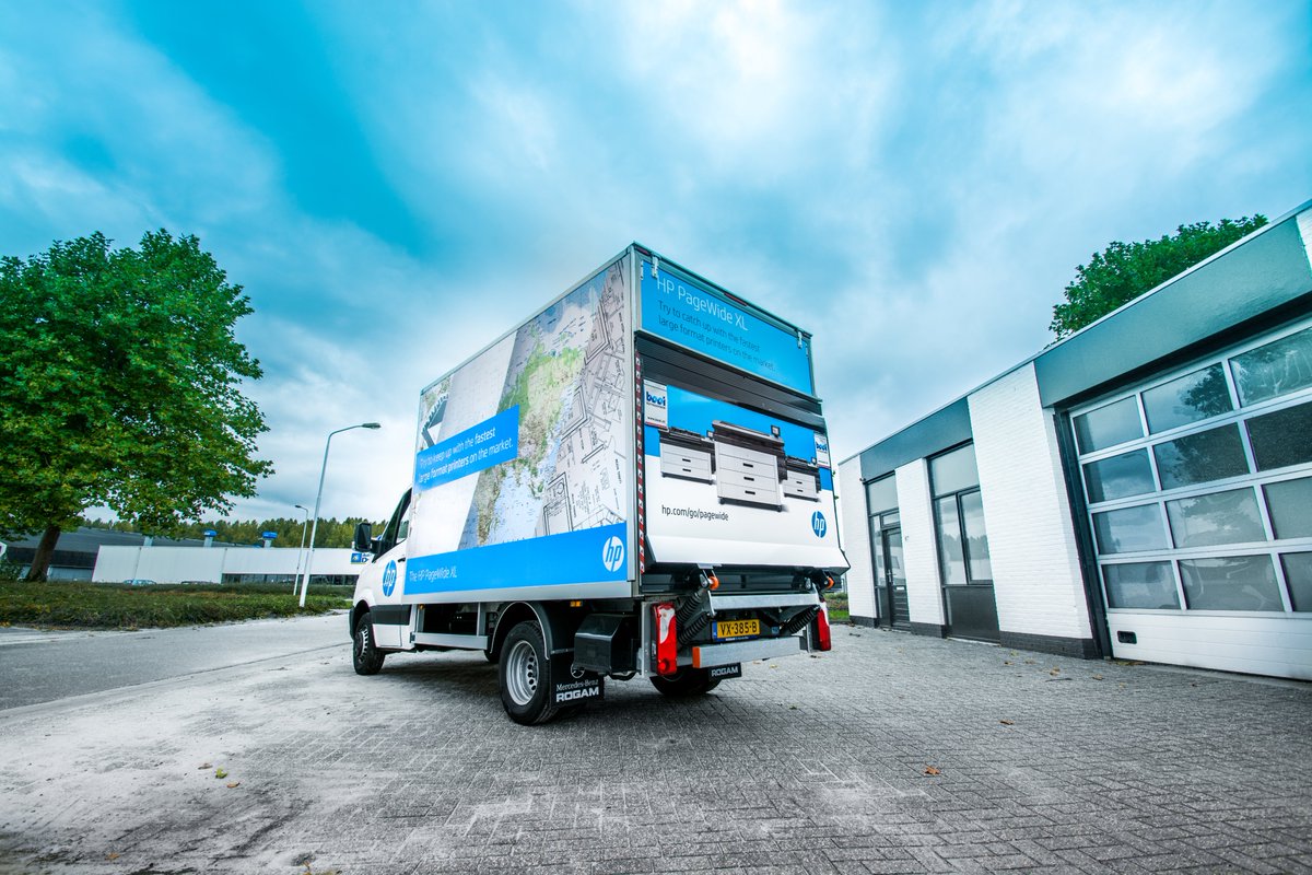 Bakwagen van <a href="/HP/">HP</a> voorzien van nieuwe belettering. #belettering #bakwagen #stickers