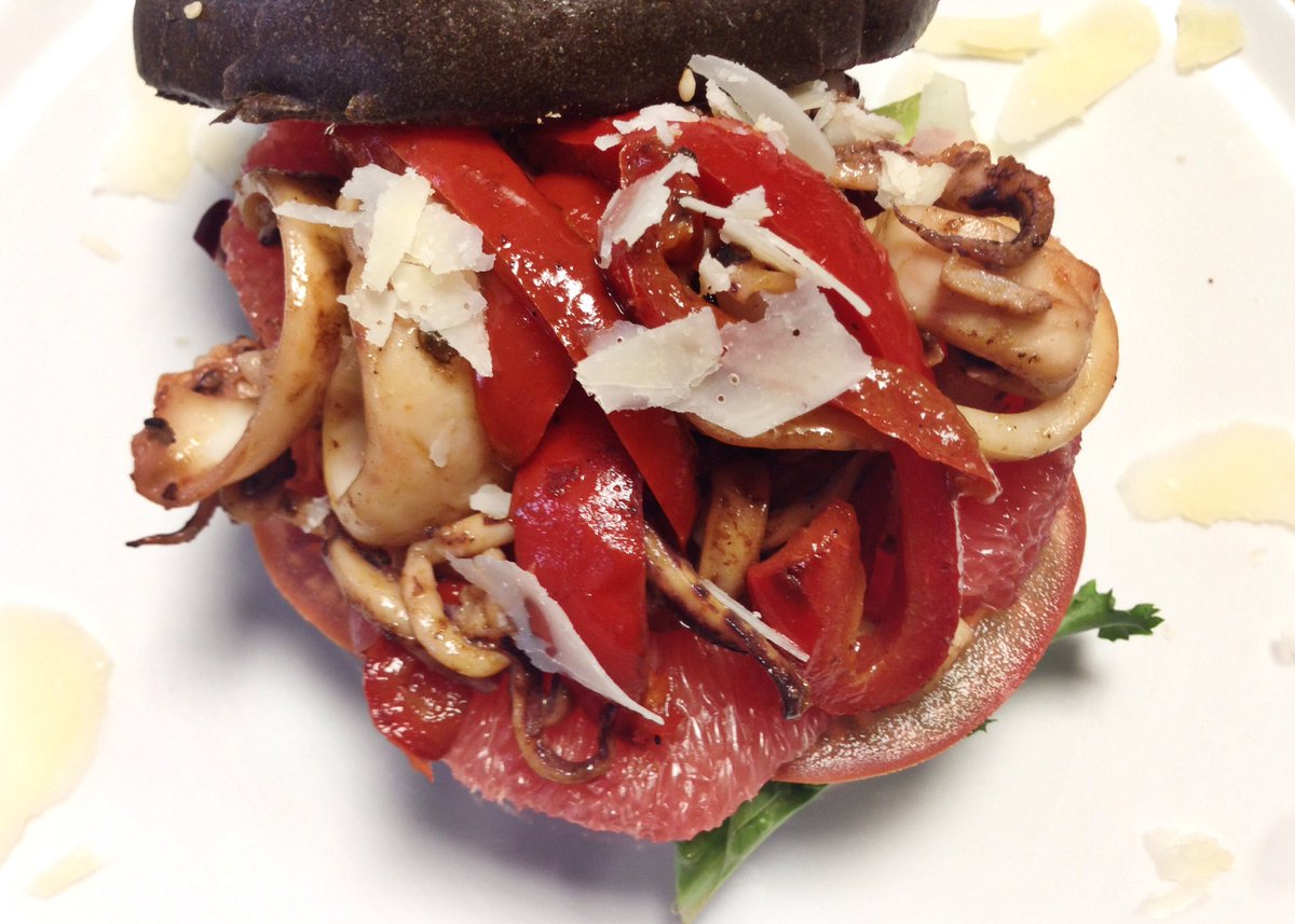 Un des trois #burgers par Yannick Brunel : bun à l'encre de seiche, encornets et poivrons à la plancha <a href="/Lebaraburger/">Le Bar à Burger</a> #LaQuotidienne #faim