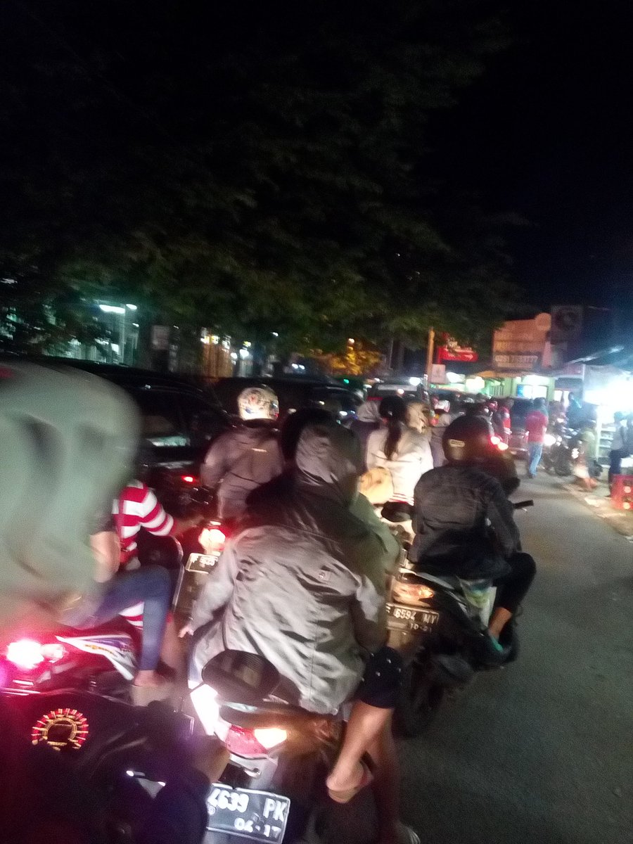 RadioElshinta's tweet image. 18.52: RT @arereef: Depan stasiun Cilebut Bogor macet parah, ga ada petugas.