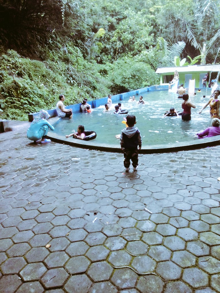 SaleemRustya's tweet image. Suasana kolam air panas pada hari minggu di kawasan gunung galunggung
Kab tasik malaya jabar.