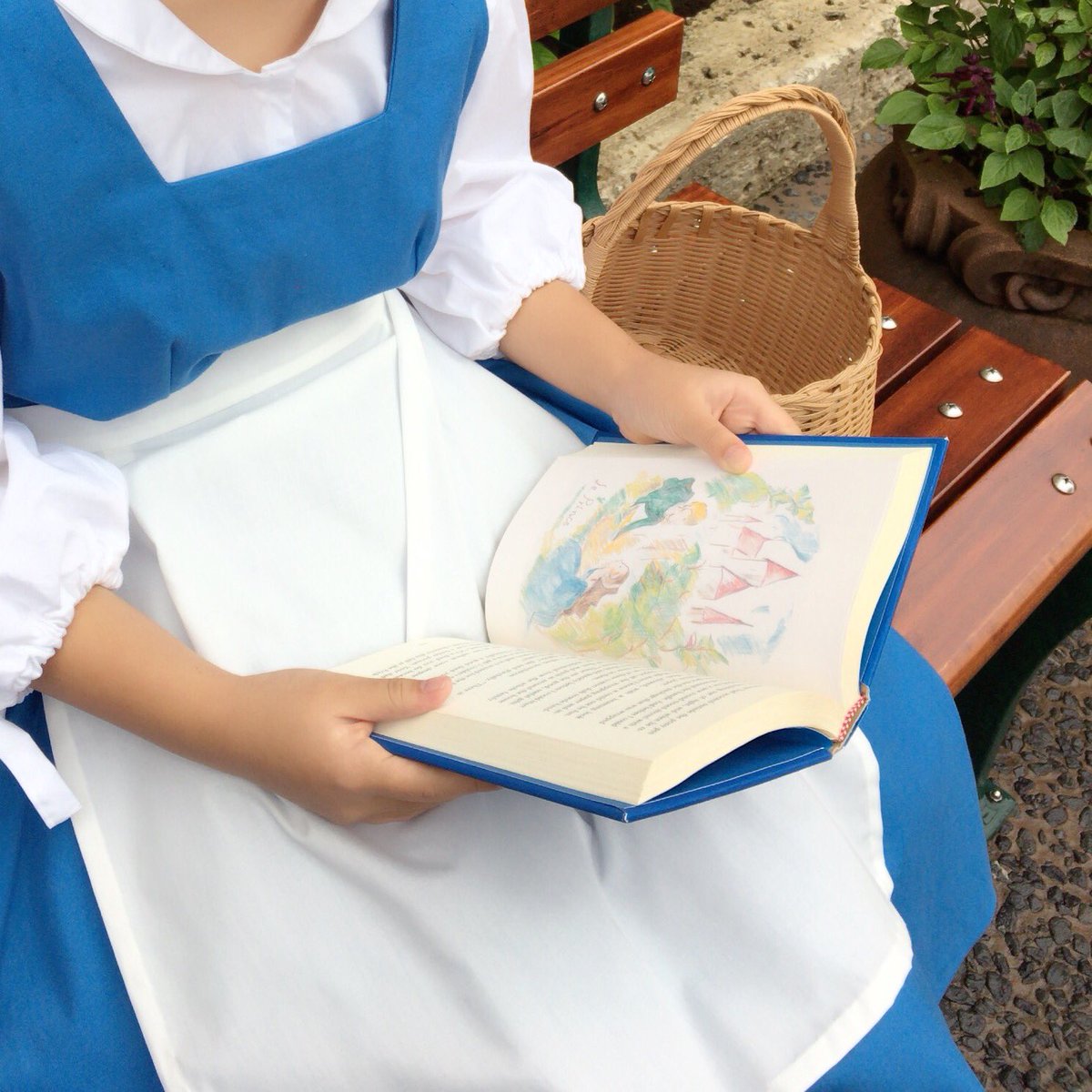 チョコチーズ 町ベル仮装の 青い本 は中古の洋書を使いました ベルの読んでいた本のページの画像を見ながら色鉛筆で絵を描き スキャンしてから印刷 その紙を洋書に挟み接着します タイトルを入れて青色に印刷した紙を表紙と背表紙部分に貼り付けて