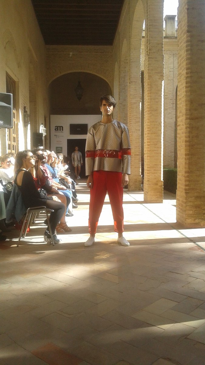 AM_modadelSur's tweet photo. Plata con rosa y rojo, las combinaciones en los 10 looks masculinos de #Jota en #AM16 #modaandaluza https://t.co/yRffRy7WlV