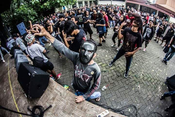 Pria Misterius Yang Selalu Hadir Di Perhelatan Musik Underground
holynoisey.blogspot.co.id/2016/11/pria-m…