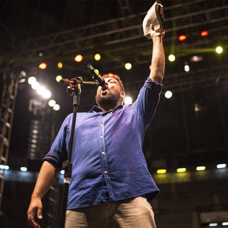 Seguir Jesus implica em renúncia, em não querer mais saber da própria vontade, sonhos e prioridades.