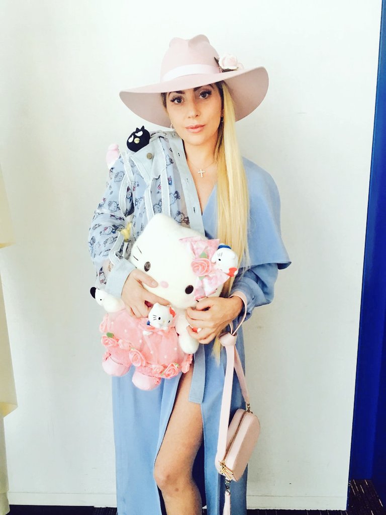 hauslavender's tweet photo. #EMABiggestFansLadyGaga 💕 https://t.co/PVtvryK4Od