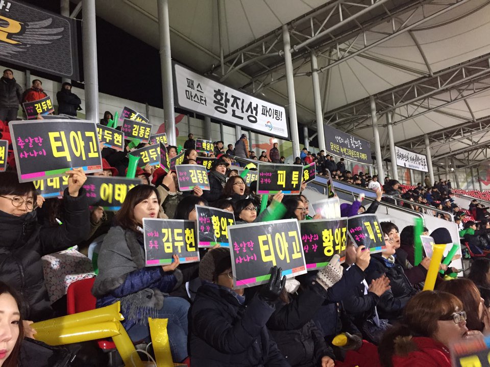 성남FC vs 수원FC 후반전 경기 열기가 뜨겁습니다~ 
성남FC 첫 번째 골의 주인공은, 두목까치 8.김.두.현! (페널티킥)