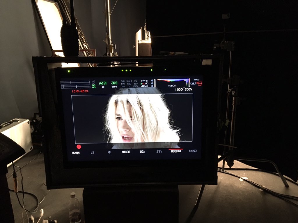 luca_bianchini's tweet photo. Sul set del video #quandolecanzonifiniranno con @MarroneEmma colonna sonora de #lacenadinatale https://t.co/xJ2KDW7Lzs