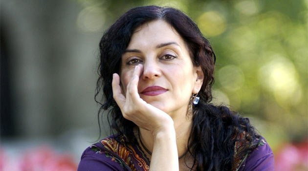 Düştüm, düşmüşlüğüm kimsenin değil benim yanılgımın eseri. Düştüm. Düşenin dostu Allah. Tut elimden kaldır beni.

Nazan Bekiroğlu