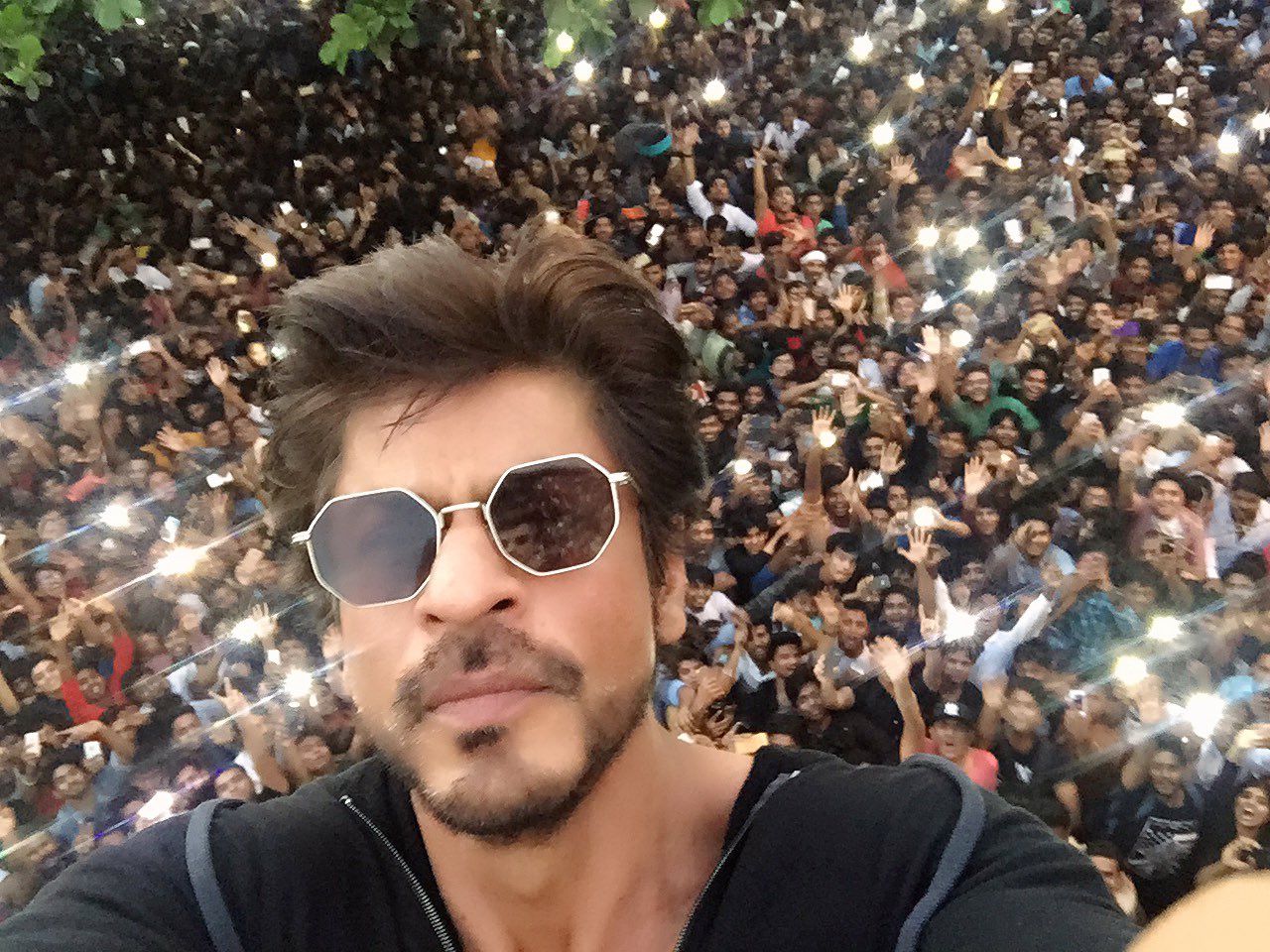 Shah Rukh Khan on Twitter: "If I could, I would jump amidst you. So that  you could take me home. Thank you all for coming and making my birthday so  special. Love