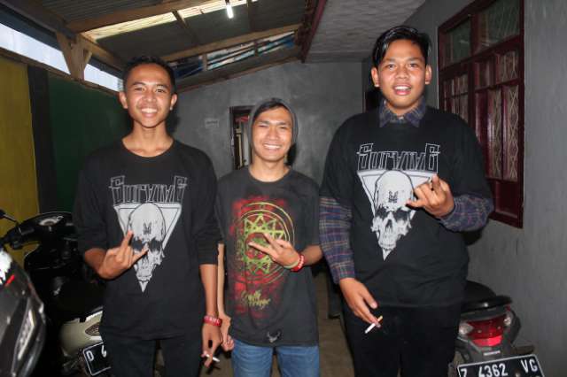 SurviveINA's tweet image. Thanks brother \m/ #SurviveINA #metal #metalband #MetalMusic #metalcore #band #friend #temenanitu #indonesia