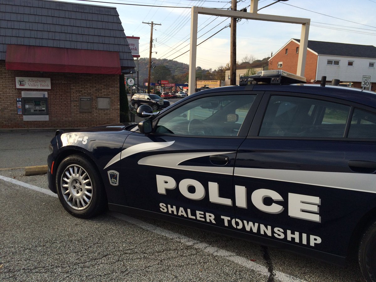 JenniferTomazic's tweet photo. BREAKING: Police investigating at #Allegheny Valley #Bank on Mount Royal Blvd in #Shaler. #wpxi @WPXI https://t.co/PJWUG6unvX