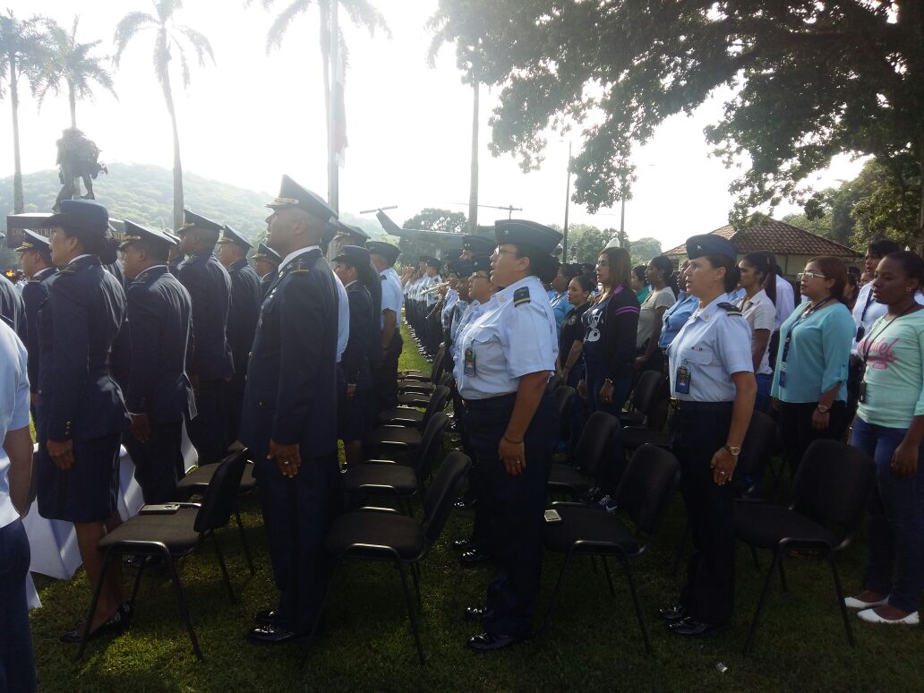 #FamiliaAeronaval en Ceremonia de Honor #DíaDeLosDifuntos recordando compañeros que entregaron con valor su servicio a la patria.