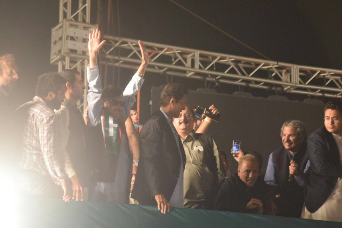 PTIofficial's tweet photo. Chairman @ImranKhanPTI waves to the crowds #YoumETashakkur https://t.co/ou7bNCSxsj