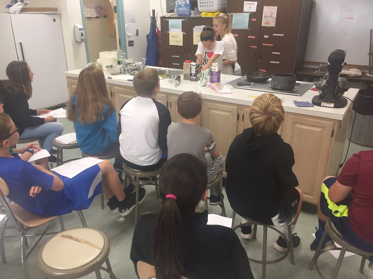 steelfan88's tweet photo. Food fighter #chefDanielle dropping the knowledge on the students about how to make healthy pasta. #beyourbest #fcpscte https://t.co/QyYA6OpUSW