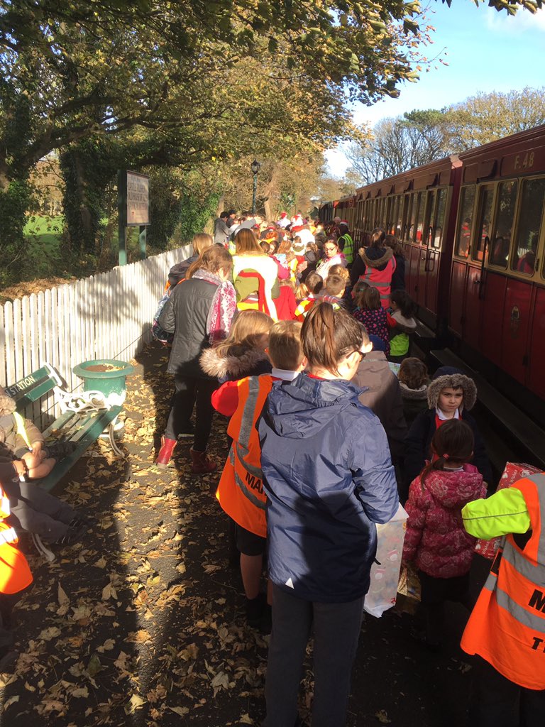 RMNW's tweet photo. #OCCuk Packed platform at Castle Rushen for the shoebox train https://t.co/Q4gelegJ0c