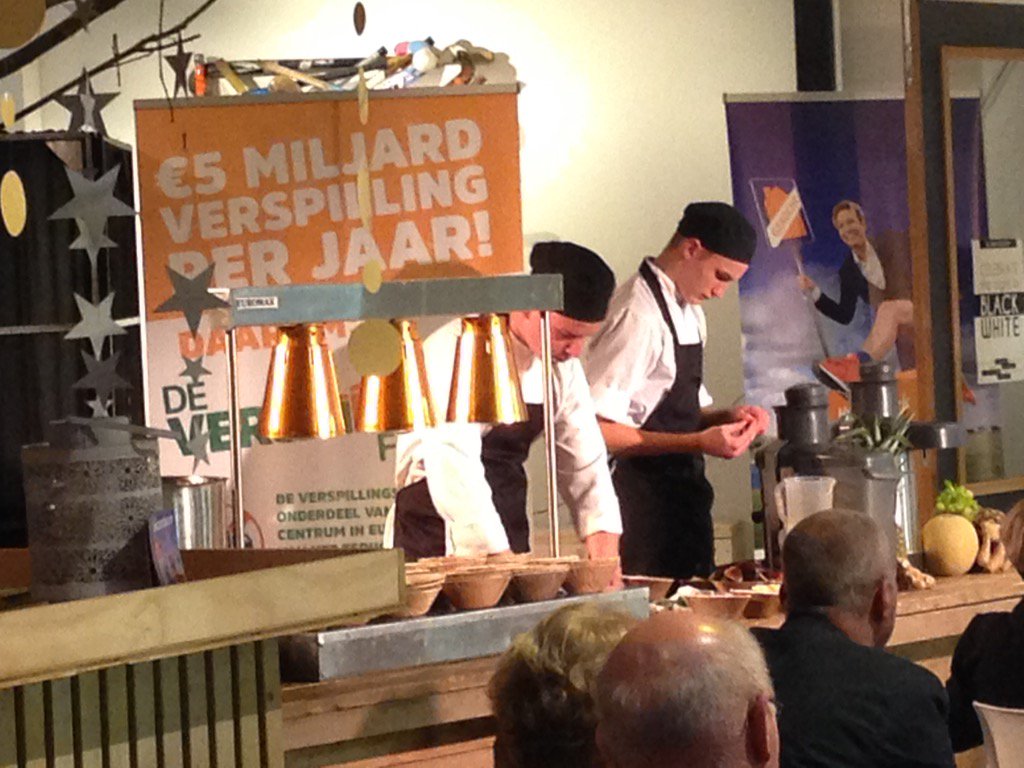 Aliestenhave's tweet photo. De koks verwerken de meegebrachte ingrediënten tot iets lekkers #voedselverspilling #loa2016 @RaboOostBetuwe https://t.co/idRsh7p1Q3