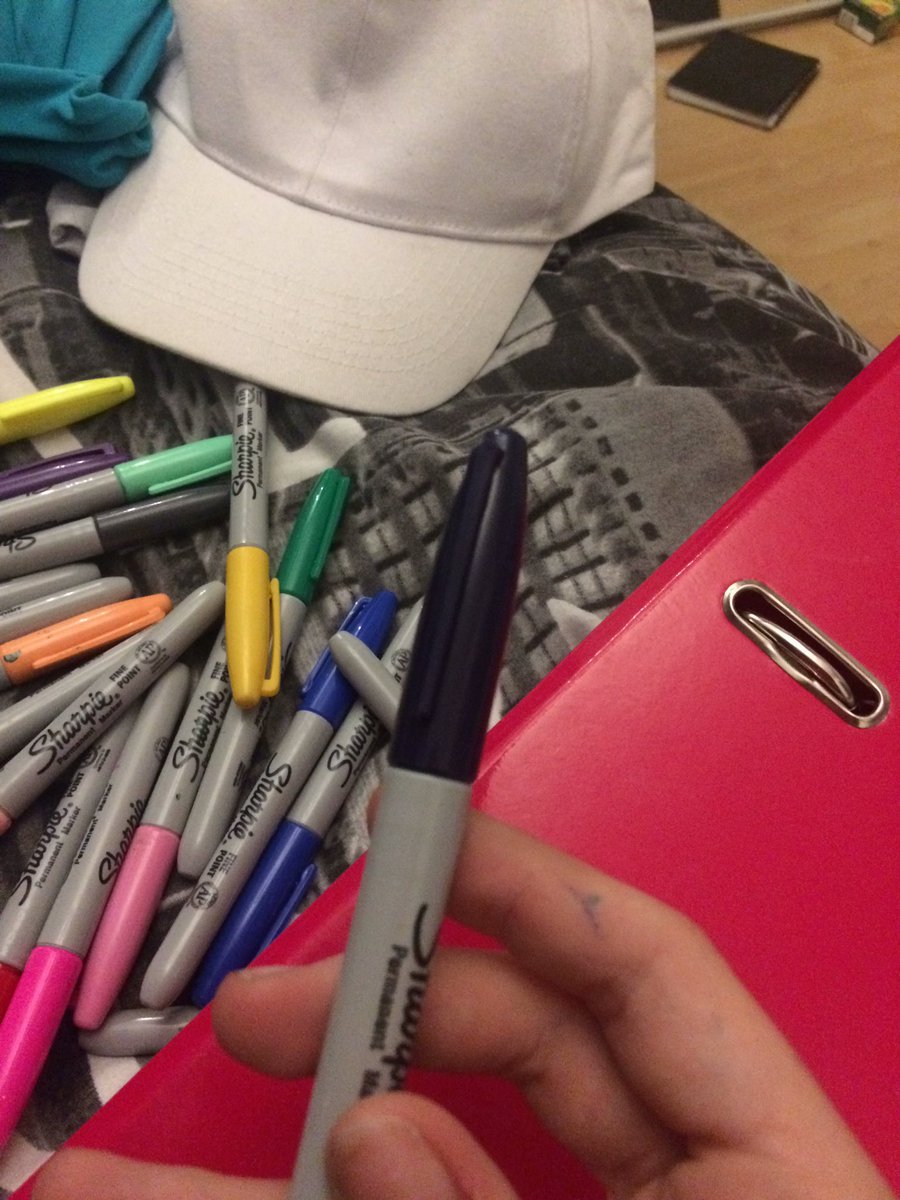 iisabelacooper's tweet photo. This hoe just tried to trick me into thinking it was a black sharpie smh can't trust anyone nowadays https://t.co/viiRz5gDis