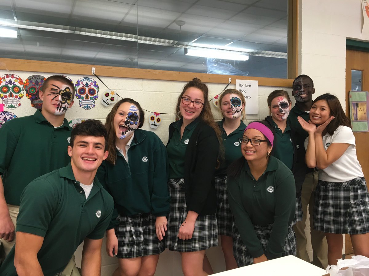 srafalk's tweet photo. Face painting in AP Spanish. #díadelosmuertos https://t.co/RELbWo2SfE