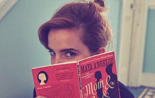 Emma Watson cache des livres dans le métro livreshebdo.fr/article/emma-w… <a href="/OurSharedShelf_/">Emma's Army</a> #EmmaWatson #MayaAngelou @EmWatson