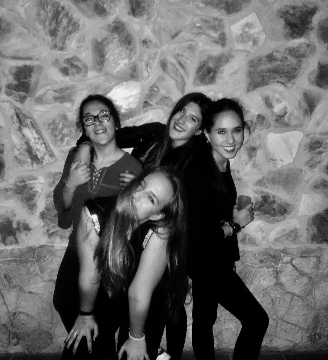 albaasanchez_'s tweet photo. Yo no digo nada de esa noche porque creo k las fotos hablan por sí solas #tragacristales #robabotellas #AlbaTeHasPasao #4bbys #PegateMas 😈🤘🏼 https://t.co/lxpRyVb0ih