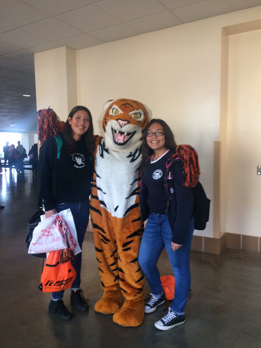 TheCVPromise's tweet image. Future college students with some of the awesome mascots across the Valley!🙌🏼@fresnocity @Fresno_State @reedleycollege @FirebaughHS