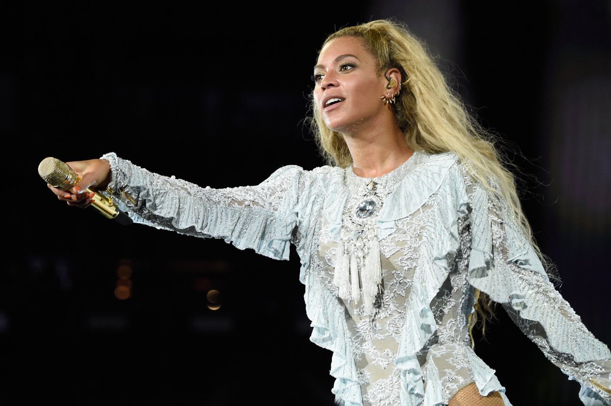 RScountry's tweet photo. Beyonce will perform at tonight's 50th CMA Awards in Nashville https://t.co/hb7uGUOHAD https://t.co/TD4oYPMddO