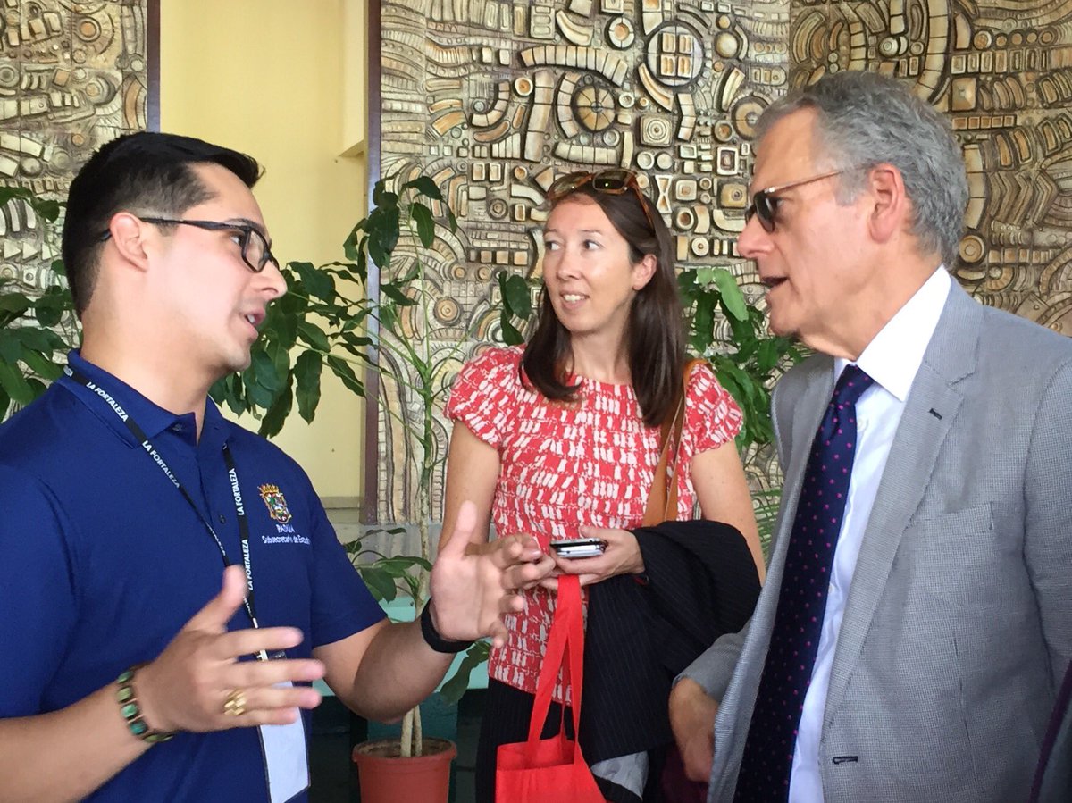 Subsecretario de Estado <a href="/ROLANDOPADUA/">Rolando Padua</a> comparte impresiones sobre #Fihav2016 con Embajador de Estados Unidos en #Cuba <a href="/USEmbassyCuba/">August 14, 2015</a>